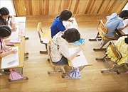 教室でテスト中のイメージ